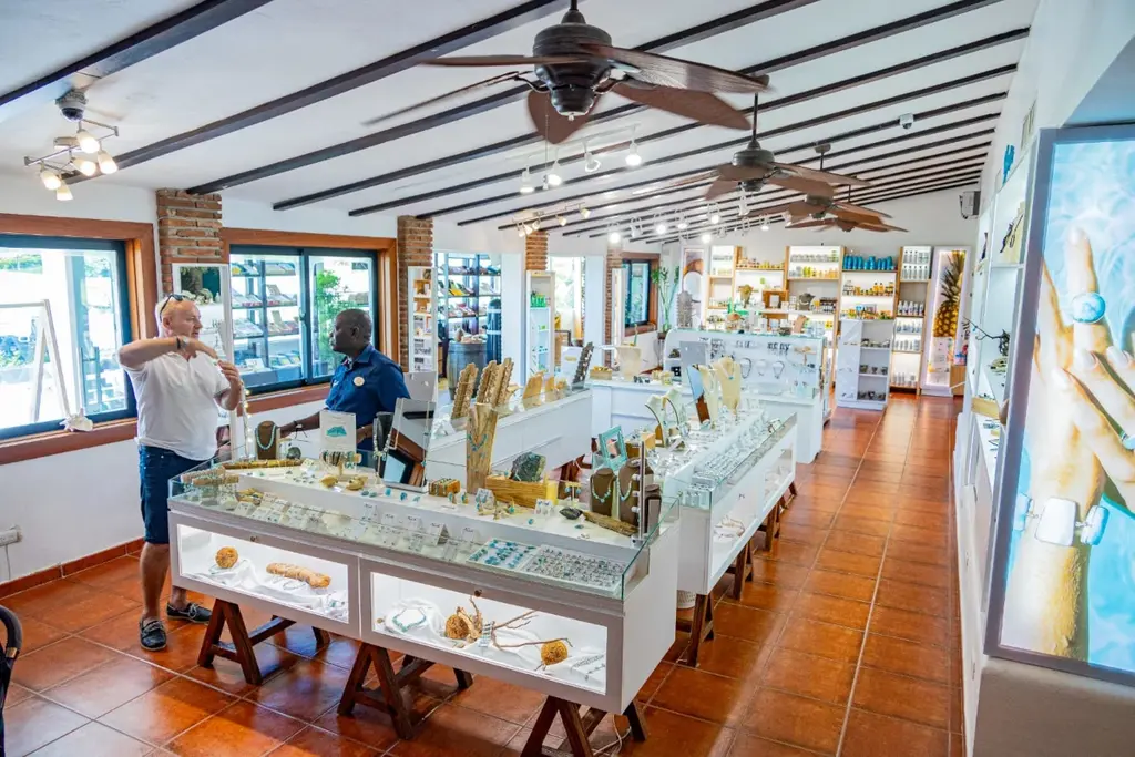 Shopping Tour Local Markets & Souvenirs