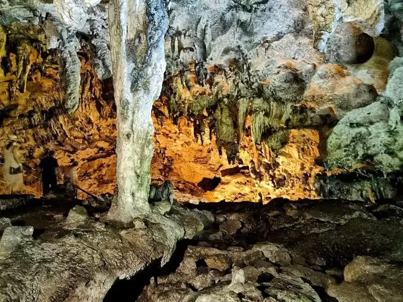tres-ojos-cave.webp